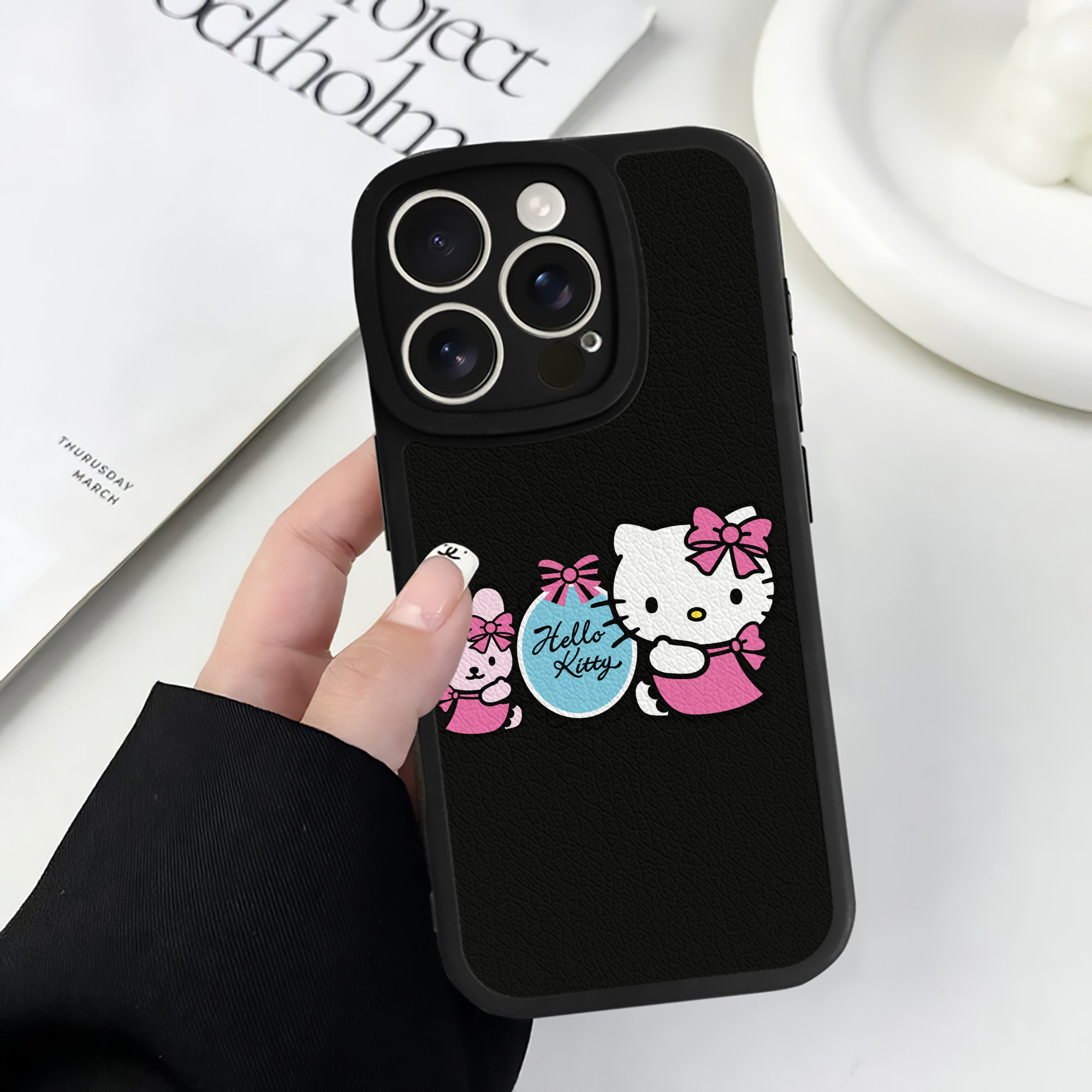 （画像用） Hello Kitty ハローキティ 【iPhone 16シリーズ対応】シリコンスマホケース（レザー調） 材質：シリコン